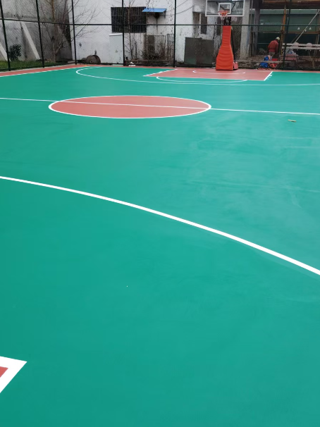 石龙 球场长期使用易出现地面开裂